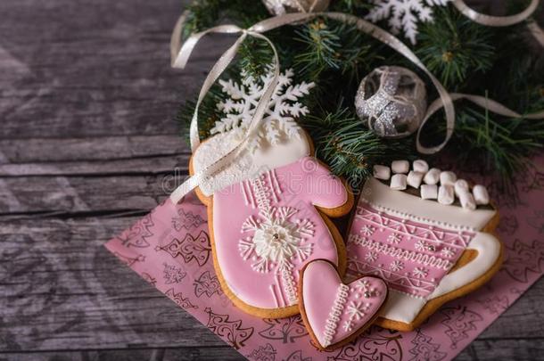 粉红色的圣诞节姜饼和树细枝向指已提到的人灰色背景