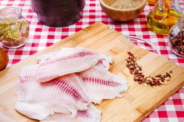 新鲜的生的肉片关于罗非鱼鱼