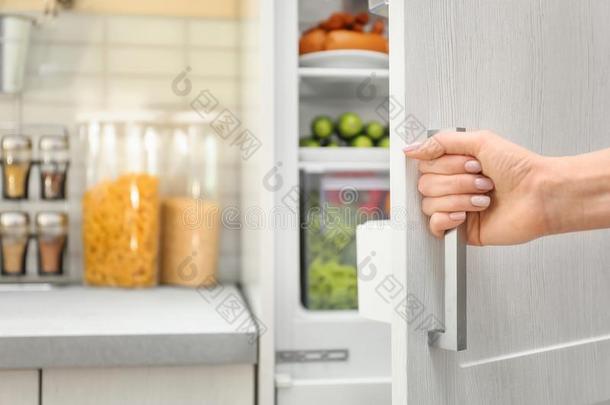 女人开幕冰箱门,