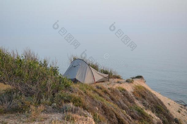 冒险活动野营地点向一悬崖.帐篷.