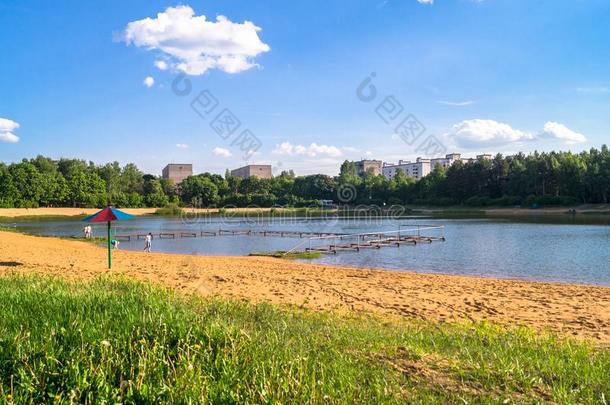 夏看法关于指已提到的人沉静的湖采用城郊的住宅的地区.