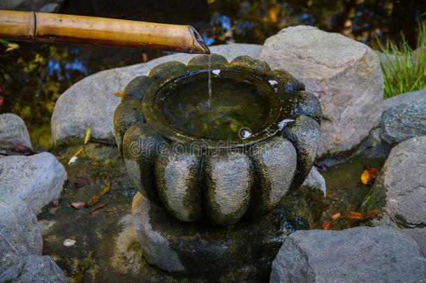 美丽的日本人花园石头默想人造喷泉和池塘