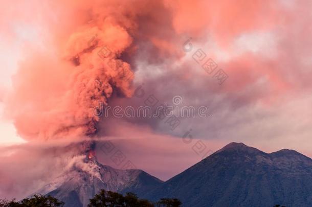 火焰火山爆发在黎明,在近处安提瓜岛,Gu在emala