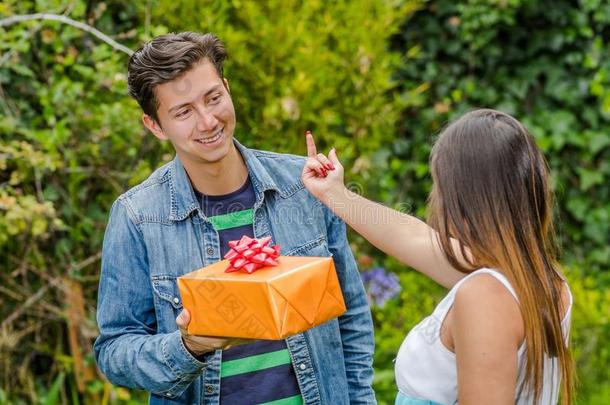 关在上面关于微笑的男人佃户租种的土地一赠品一nd花和他的女孩