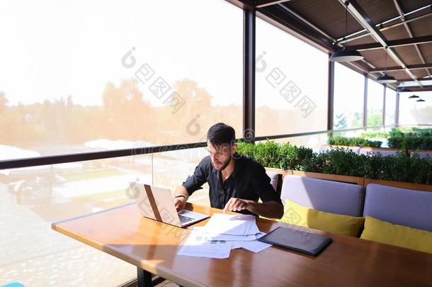 自由作家广告文编写人书面答复文本向便携式电脑在咖啡馆表.
