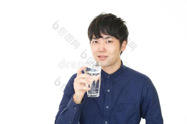 男人喝饮料水