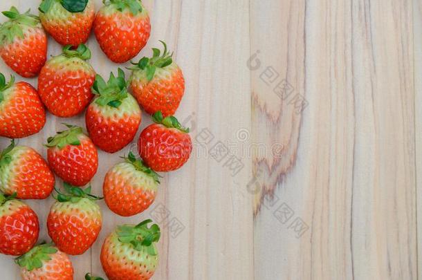 草莓成果在<strong>左边</strong>的面向木制的和复制品空间向立刻