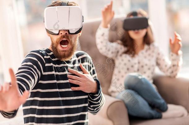 恐惧的有胡须的男人保护从VirtualReality虚拟现<strong>实物</strong>体