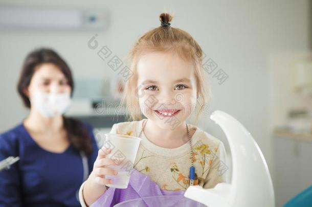 小的小孩幸福的后的无痛的牙磨光程序