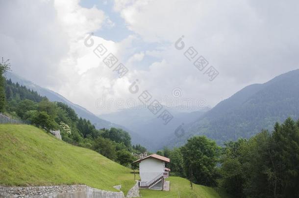 全景的看法关于田园诗般的阿尔卑斯山的山风景和意大利人英语字母表的第8个字母