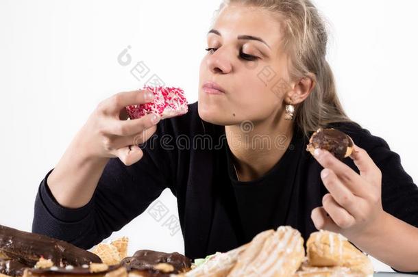 贪食者女人<strong>吃</strong>纸杯蛋糕和<strong>狂</strong>乱后的长的日常饮食