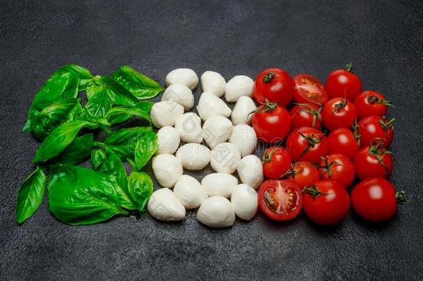 意大利人旗使关于意大利干酪奶酪,罗勒属植物和番茄.♪CAPR♪