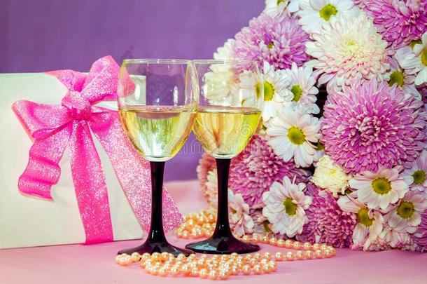 白色的葡萄酒或香槟酒采用眼镜,现在的盒和花