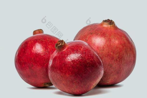 大的成熟的红色的格兰特或石榴石.成果关于红色的成熟的石榴