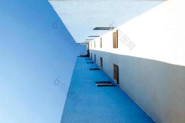 天蓝色建筑物和天蓝色建筑物的正面