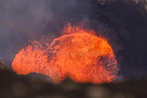 勒瓦湖采用火山口<strong>马</strong>鲁姆,安<strong>布</strong>里姆<strong>岛岛</strong>火山的喷火山口,<strong>马</strong>拉姆