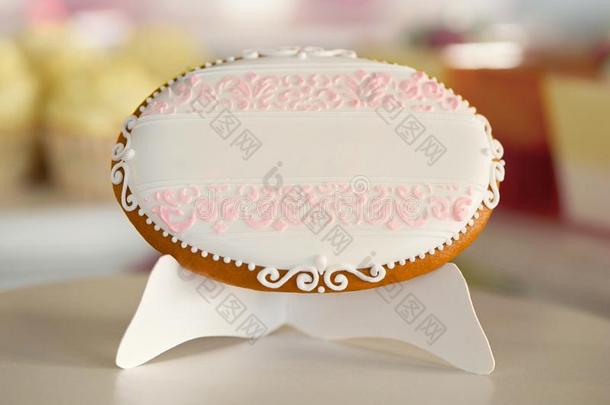 一椭圆形的饼干,装饰和光滑的模式向指已提到的人白色的台