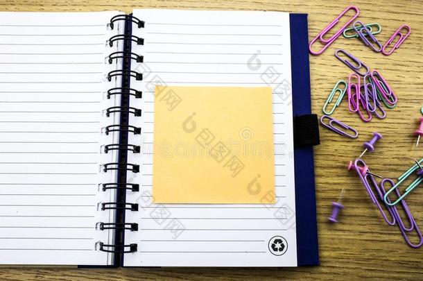 敞开的笔记书和黏糊糊的向木制的背景.3英语字母表中的第四个字母illustrati