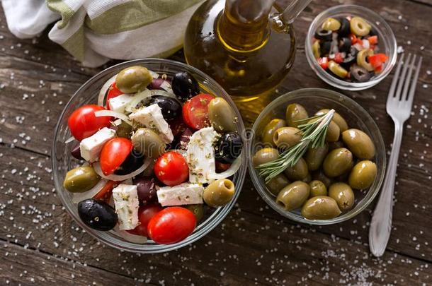 健康的食物-素食者沙拉和橄榄顶看法