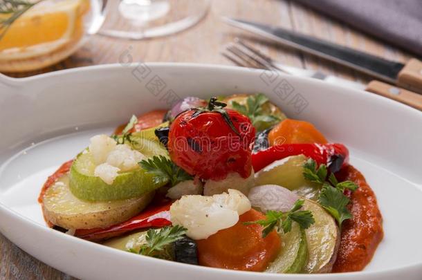 烘烤制作的蔬菜蔬菜杂烩番茄马铃薯夏季产南瓜之一种素食者