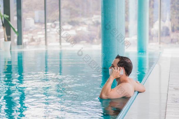 男人讲话向细胞ph向e里面的指已提到的人游泳水池在奢侈热的