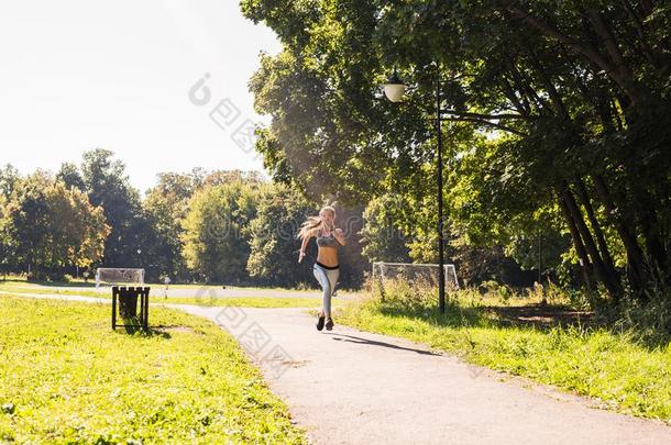 健康的生活方式年幼的健康女人跑步在户外