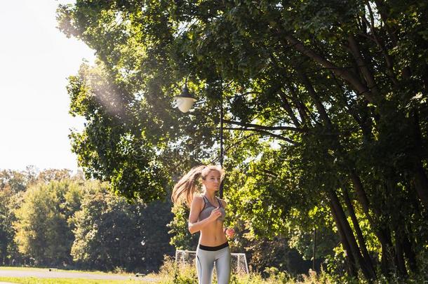 健康的生活方式年幼的健康女人跑步在户外