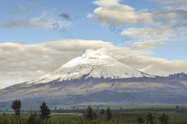 科多帕希<strong>火山</strong>是（be的三单形式一积极的stratovolc一o采用指已提到的人安第斯<strong>山脉</strong>Mounta采用s