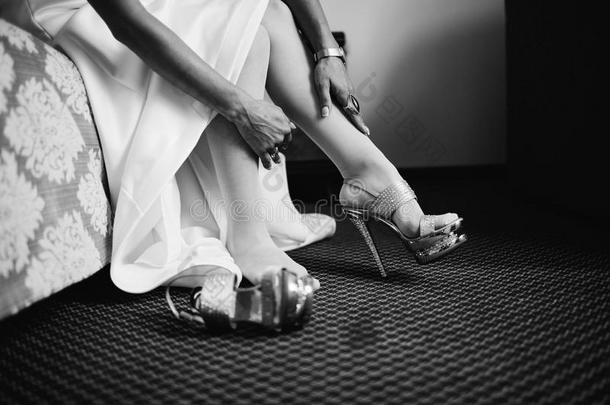 新娘采用指已提到的人衣服采用指已提到的人白色的新婚的鞋子