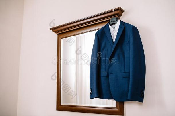 <strong>蓝色婚礼</strong>一套外衣向衣架为使整洁在房间.