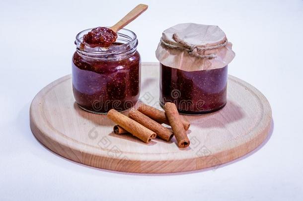 自家制的草莓果酱采用罐子和采用木制的勺
