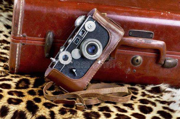 老的方式影片照相机紧接在后的向老的手提箱准备好的为游猎.
