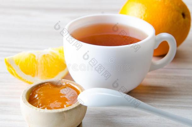 指已提到的人杯子关于茶水serve的过去式和桔子果酱