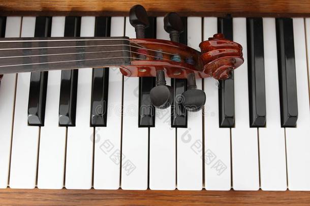 古典的小提琴向木制的钢琴调.古典的小提琴向钢琴