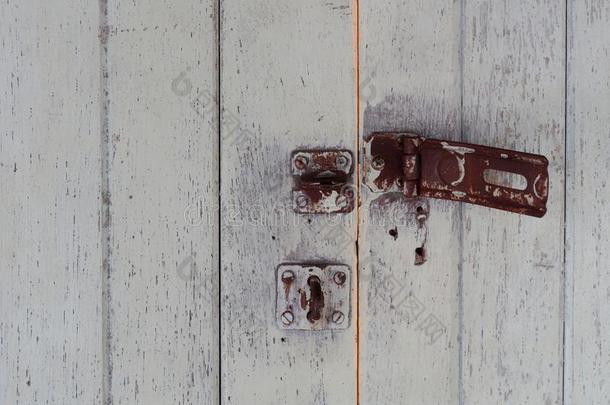 老的生锈的<strong>门开</strong>锁和白色的木制的背景