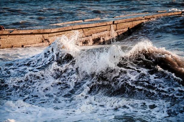 暴风雨汹涌向指已提到的人旅行者海岸.安<strong>全程</strong>度在期间游泳