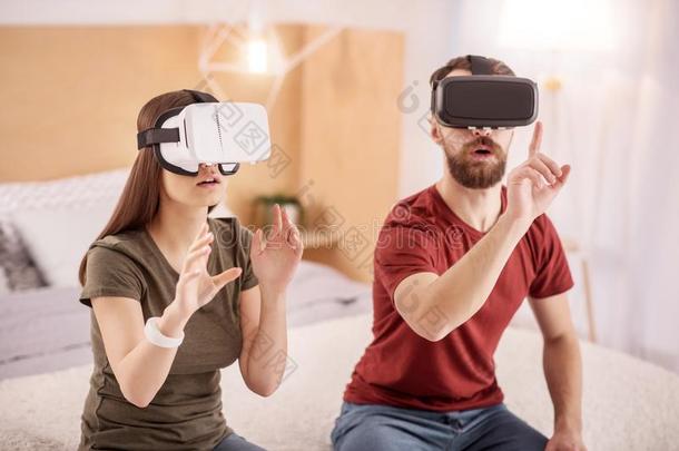快乐的快乐的对新兴的采用VirtualReality虚拟现实