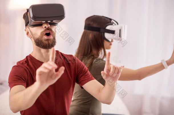 受惊吓的惊奇的男人有乐趣和VirtualReality虚拟现实眼镜
