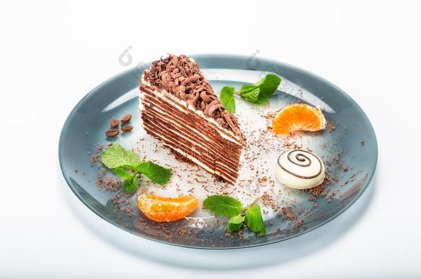 指已提到的人蛋糕向指已提到的人盘子是（be的三单形式装饰和橘子和巧克力