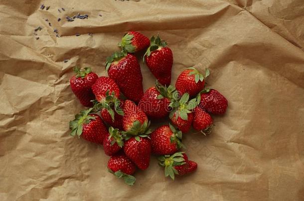 草莓有圆心的向棕色的手艺纸