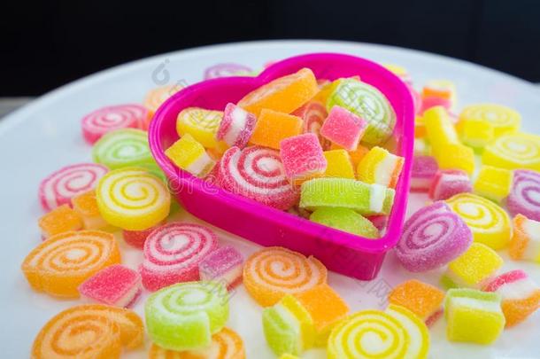 富有色彩的甜的果<strong>冻结</strong>晶糖和心形状