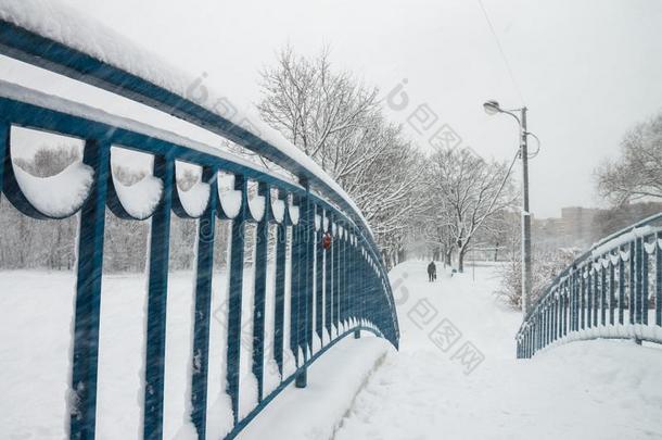 指已提到的人栏杆关于指已提到的人桥在旁边一c一p关于雪.