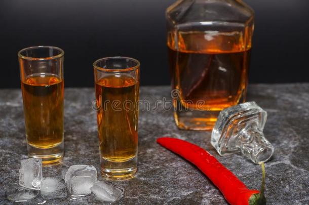一玻璃关于白兰地酒的一种或威士忌酒和红色的胡椒.