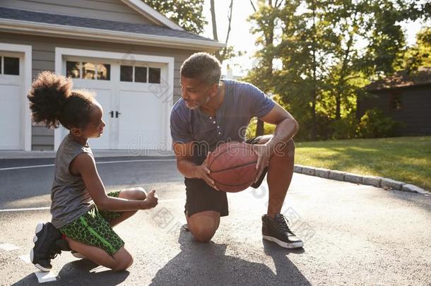 父亲<strong>教学</strong>儿子怎样向比赛篮球向马路在家