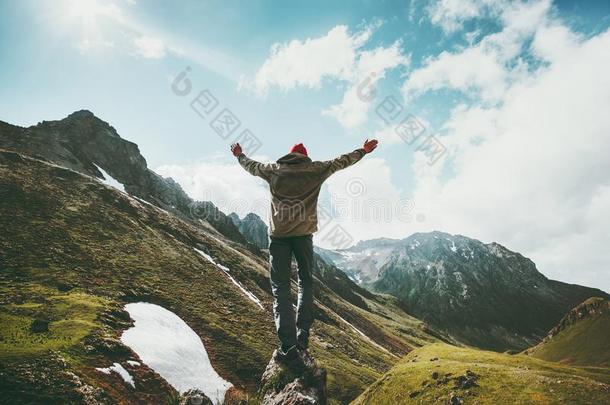 旅行支票男人凸起的手起立向悬崖山