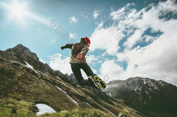幸福的男人用于跳跃的采用mounta采用s风景生活方式旅行