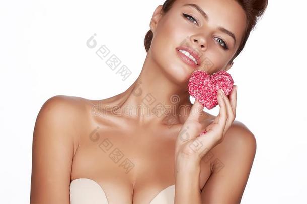 美丽的黑头发的妇女女人吃蛋糕形状关于心罗曼蒂