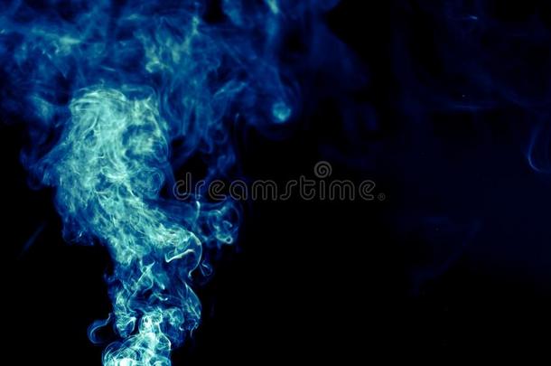 抽象的背景和蓝色有色的烟