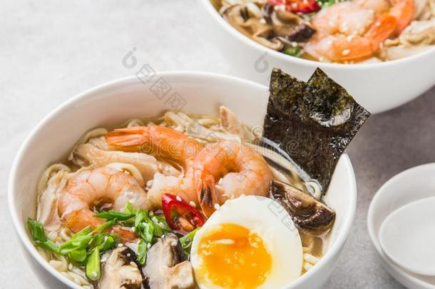 拉面面条汤和对虾,香菇糊状物和鸡蛋采用白色的