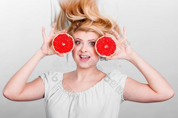 女人佃户租种的土地红色的葡萄柚所有疯狂的被风吹的头发